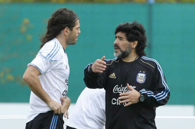 El Chino Garcé recibe indicaciones de Maradona en un entrenamiento con la selección argentina