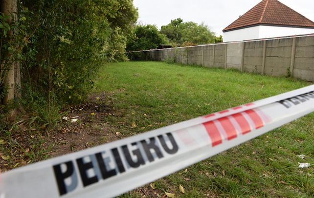 Bajo los arboles. El cuerpo del Oreja tenía un tiro en el cráneo y fue arrojado en un descampado de Calle 1329 al 4500.