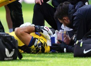 Operaron al Dibu Martínez tras la fractura de mandíbula