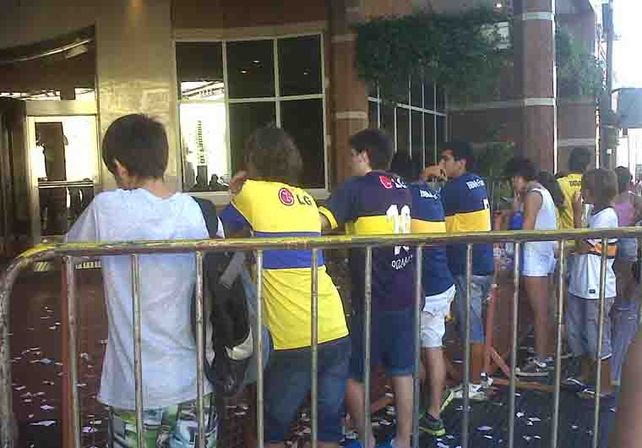 Boca ya está en Santa Fe y los hinchas recibieron al equipo en el hotel