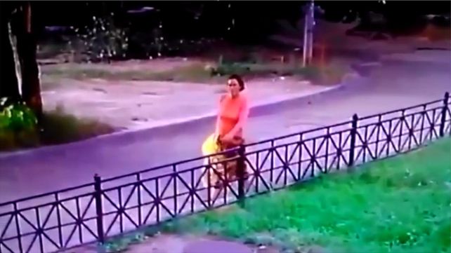 Una mamá abandonó a su beba recién nacida en un estacionamiento Una mamá abandonó a su beba recién nacida en un estacionamiento