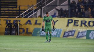 En soledad. El canalla Jeremías Ledesma cada vez ataja mejor, pero no alcanza para que el equipo levante.