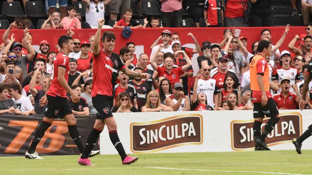 El último festejo. Mauro Formica celebra el segundo ante Defensa