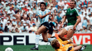 El último grito. Burruchaga anota el gol que le dio el titulo a Argentina en México 1986 ante Schumacher y Briegel.