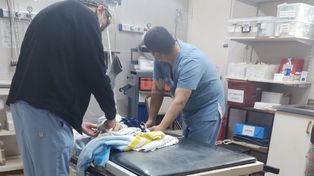 La madre llevó al bebé al destacamento y los policías lo ayudaron a respirar