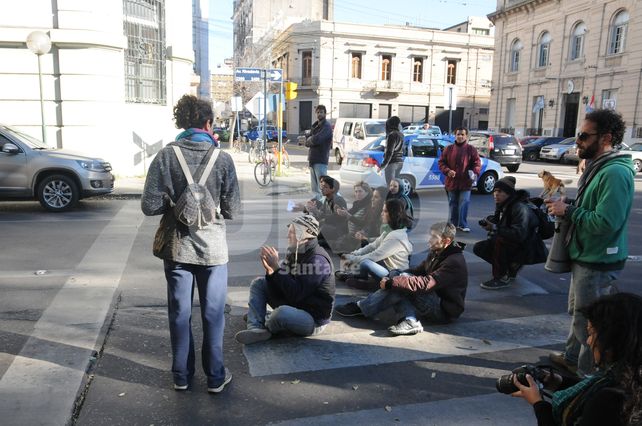 Parque Alberdi: los asambleístas mantienen los cortes en Rivadavia