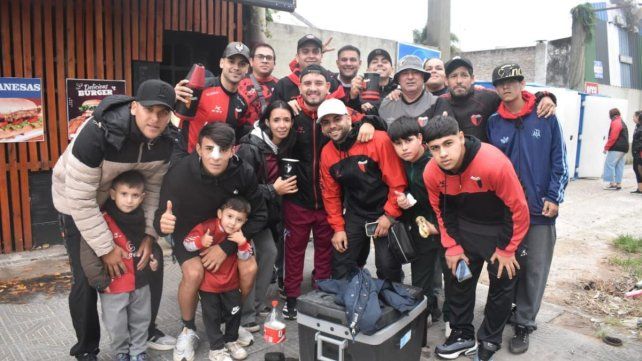 Frío afuera, fuego adentro: la gente de Colón armó su fiesta en la previa