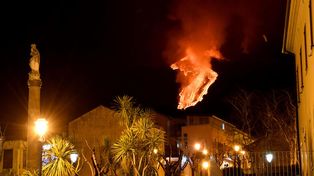 Espectacular erupción nocturna del volcán Etna en Sicilia