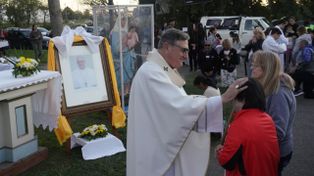 Con Francisco de testigo. Monseñor Martín bendijo a los fieles en la misa por el Papa.&nbsp;