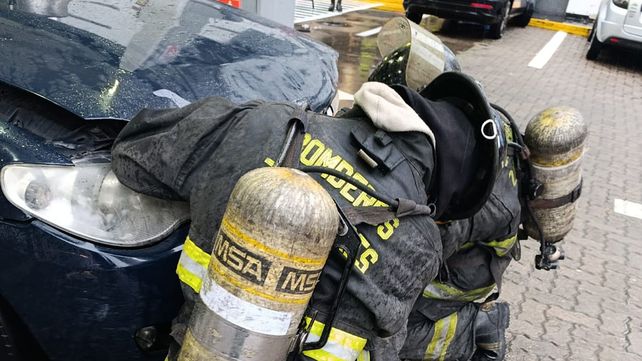 El principio de incendio se registró en la esquina de Ovidio Lagos y Córdoba.