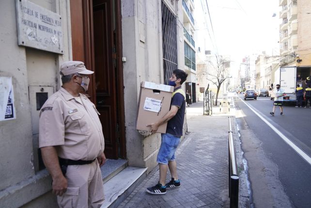 La ceremonia del traslado de urnas a un centro de votación
