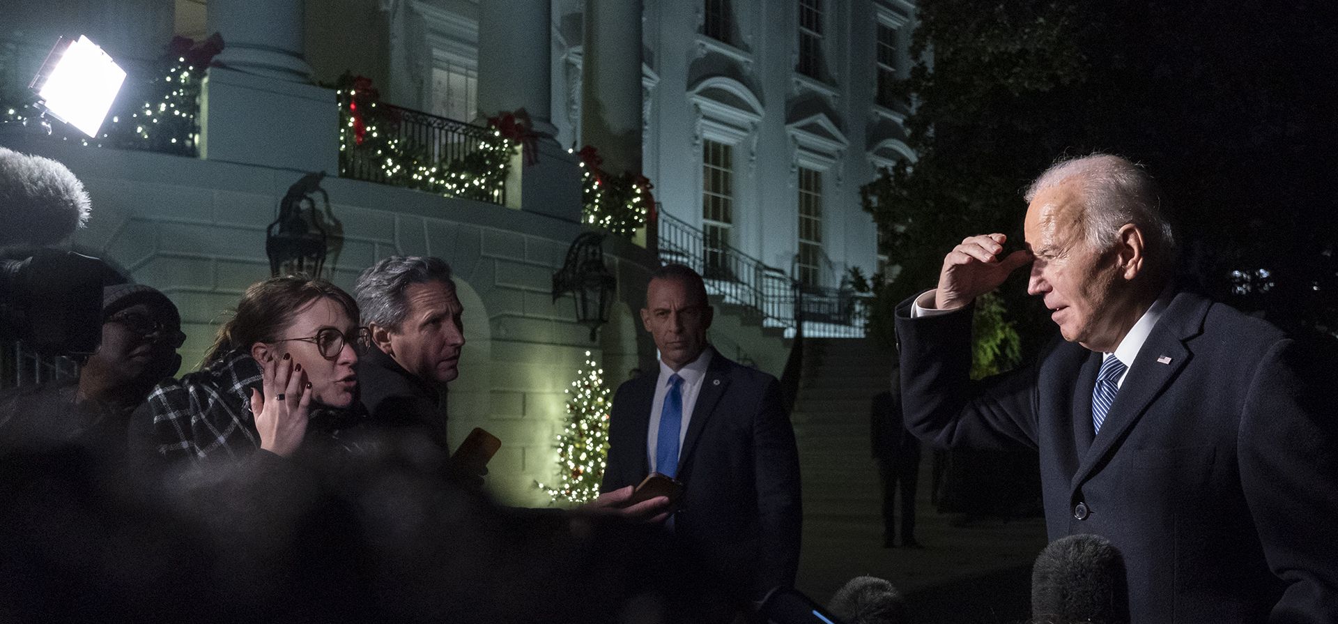 El presidente Joe Biden habla con los medios de comunicación en el jardín sur de la Casa Blanca, el martes 5 de diciembre de 2023, en Washington, cuando regresa de Boston. (Foto AP/Jacquelyn Martin) El presidente Joe Biden habla con los medios de comunicación en el jardín sur de la Casa Blanca, el martes 5 de diciembre de 2023, en Washington, cuando regresa de Boston. (Foto AP/Jacquelyn Martin)