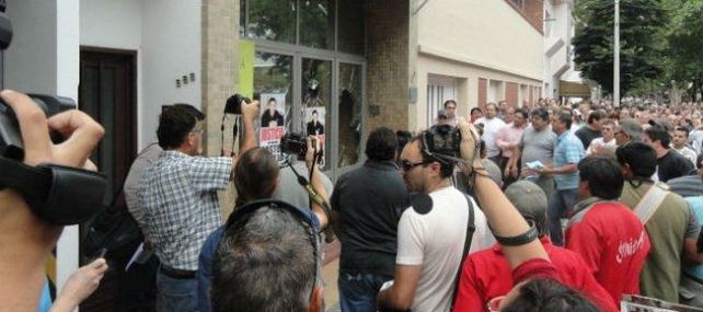 Una multitud se reunió frente al juzgado de instrucción de Venado Tuerto para pedir que se esclarezca la muerte de Gastón Teglia. Hugo desbordes y destrozos.
