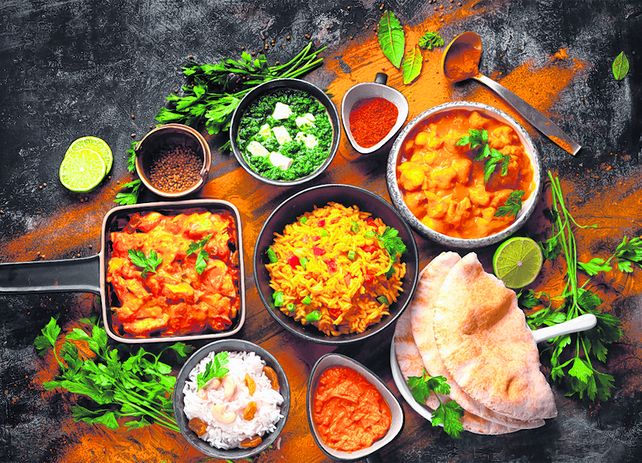 La gastronomía se caracteriza por el uso de especias, hierbas y mezclas aromáticas como el garam masala, el comino, el cardamomo, la cúrcuma y el coriandro.