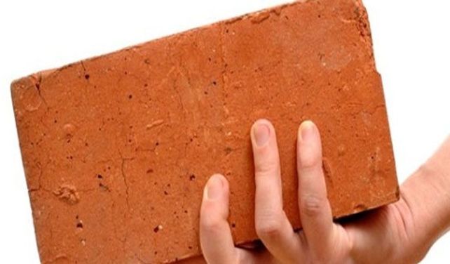 Una trabajadora sexual le dio un ladrillazo en la cabeza a un cliente que no quiso pagar