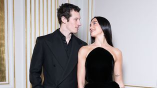 Dua Lipa y Callum Turner están oficialmente comprometidos