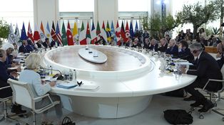 Los líderes mundiales se reúnen durante una sesión de trabajo sobre IA, energía, África y Medio Oriente en la cumbre del G7, en Borgo Egnazia, cerca de Bari, en el sur de Italia, el viernes 14 de junio de 2024. (Foto AP/Andrew Medichini)