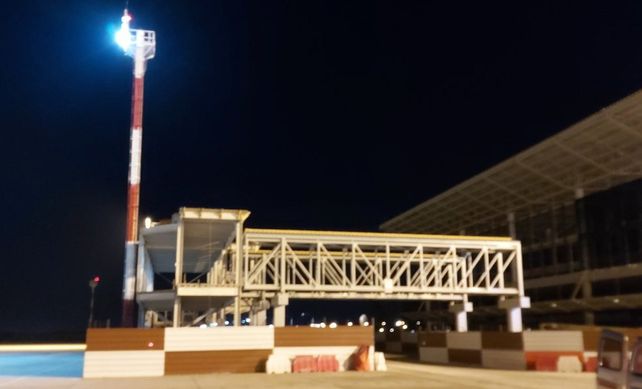 Montan la estructura que permitirá instalar mangas en el aeropuerto de Fisherton