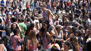 Juntadas nocturnas, redoblantes, consumo de bebidas alcohólicas, caminatas en grupo y hasta fuegos de artificio en el frente de los colegios resultan un paisaje habitual del festejo del Último Primer Día.