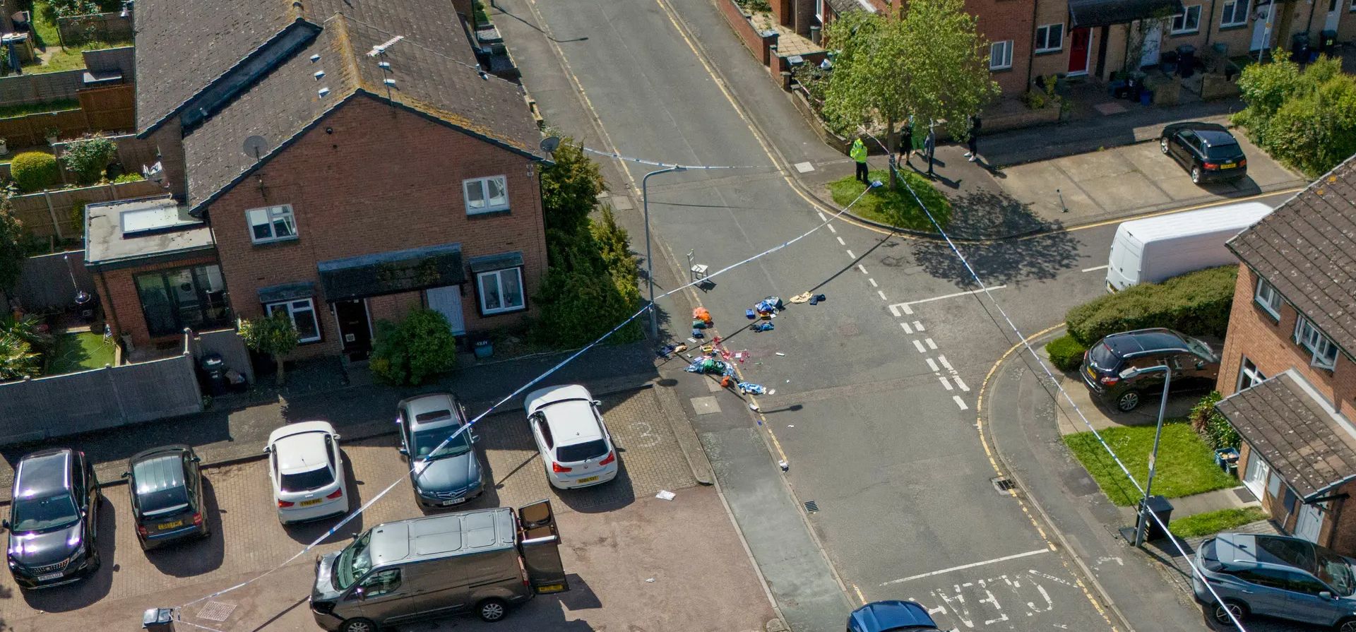 Una furgoneta acordonada por la policía en Laing Close, en Hainault, al noreste de Londres, después de que un hombre con una espada fuera detenido tras un ataque contra el público y agentes de policía, Londres, Reino Unido. Fotografía: Jordan Pettitt/PA Una furgoneta acordonada por la policía en Laing Close, en Hainault, al noreste de Londres, después de que un hombre con una espada fuera detenido tras un ataque contra el público y agentes de policía, Londres, Reino Unido. Fotografía: Jordan Pettitt/PA