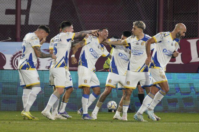 Di María ya convieretió de penal ante Lanús y todos festejan el gol del triunfo