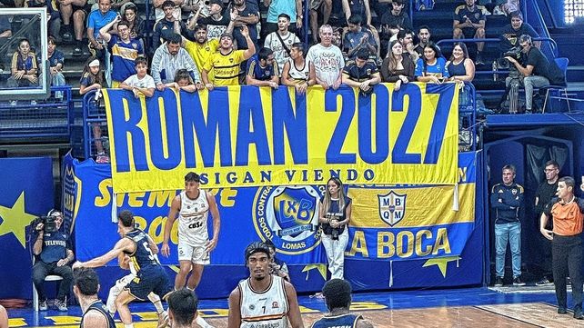 Aparece una bandera en apoyo a Riquelme en pleno partido de Boca