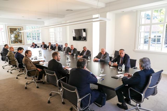 El presidente se reunió con empresarios para pedirle ayuda