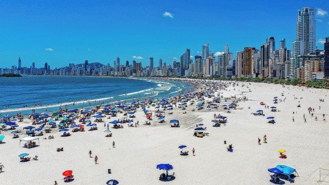Se ofrecen viajes a Camboriú pero faltan precios para viajes nacionales