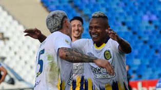 El festejo de Campaz y Copetti, en el gol de Central ante Godoy Cruz. Ahora, Barracas Central por Copa Argentina y luego Inter por Copa Sudamericana.