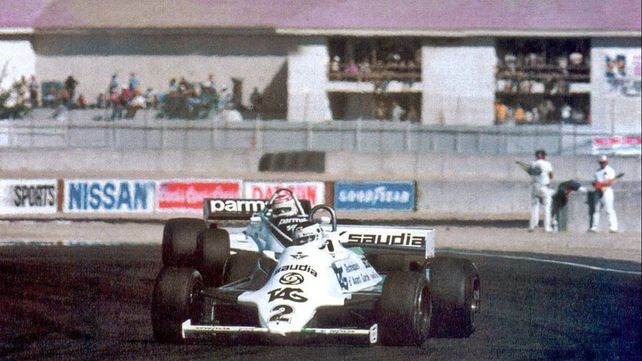 Reutemann trata de contener a Piquet en las primeras vueltas del GP en Las Vegas del 81. Duraría poco. Cuando lo pasó la lucha era por el 7º puesto.