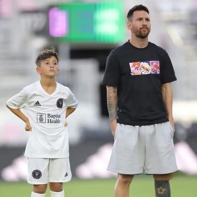 Thiago junto a Lionel Messi.  El hijo mayor del astro argentino jugará para Inter Miami, la Copa Newell's Cup  en el predio Bella Vista.   