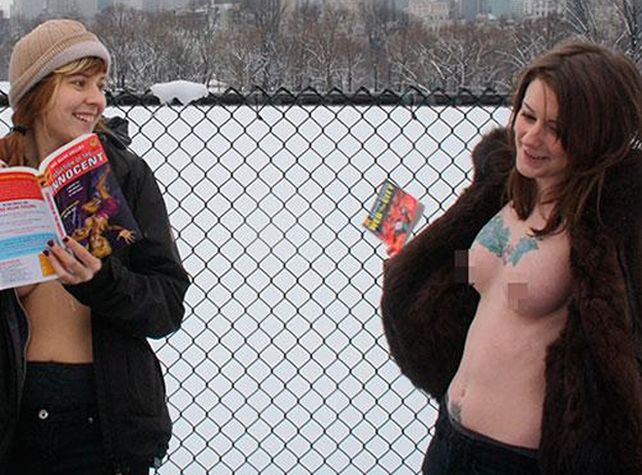 El insólito club de las mujeres que leen en topless