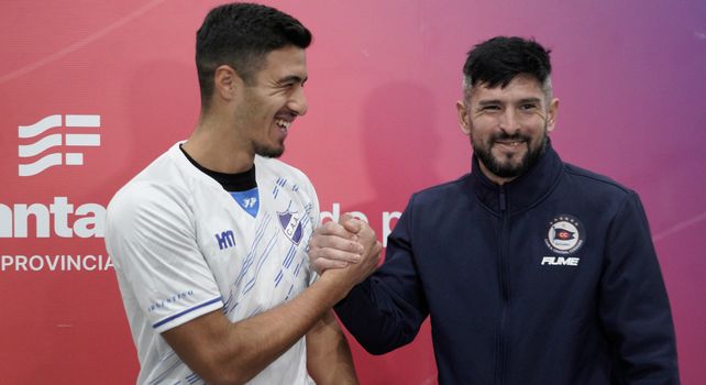 Los protagonistas en la cancha:&nbsp; Los futbolistas Bruno Cabrera (Argentino ) y Matías Giroldi (Central Córdoba) posan para la foto y el domingo estarán enfrentados en el clásico del ascenso.&nbsp;