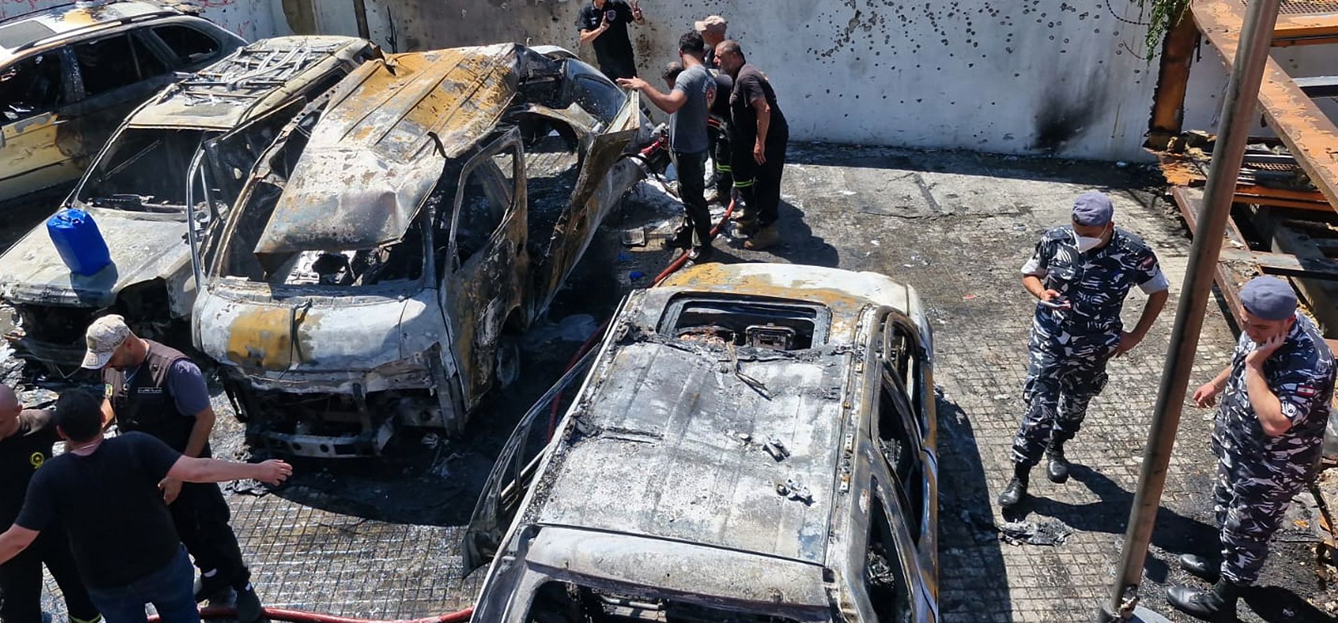 Agentes de la policía libanesa y miembros de la Defensa Civil inspeccionan el lugar donde un ataque aéreo israelí impactó un automóvil en la ciudad portuaria de Sidón, al sur del Líbano, el miércoles 10 de junio de 2026. (Foto AP/Mohammed Zaatari) Agentes de la policía libanesa y miembros de la Defensa Civil inspeccionan el lugar donde un ataque aéreo israelí impactó un automóvil en la ciudad portuaria de Sidón, al sur del Líbano, el miércoles 10 de junio de 2026. (Foto AP/Mohammed Zaatari)