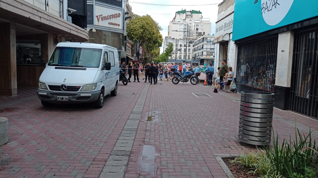 Fuga de gas en San Martín al 900. La policía interrumpió el paso de peatones por prevención.&nbsp;