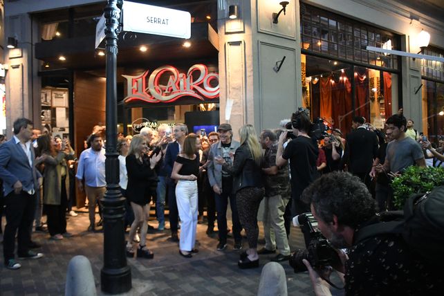 Serrat en la puerta del Cairo inaugurando el paseo.