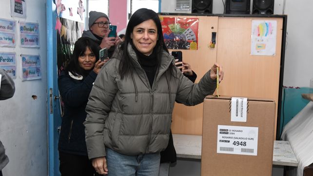 Carolina Labayru pasó por una de las mesas de la Escuela 526 Provincia de Córdoba.