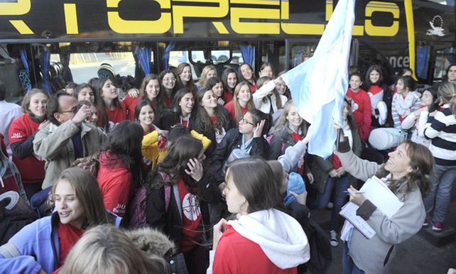 Preparadas. Una postal de las decenas de chicas de grupos católicos ayer a media tarde a punto de partir.