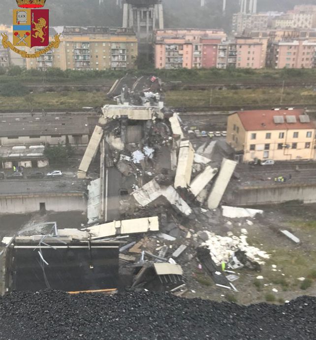 Colpasó un puente en Génova y varios autos cayeron al vacío