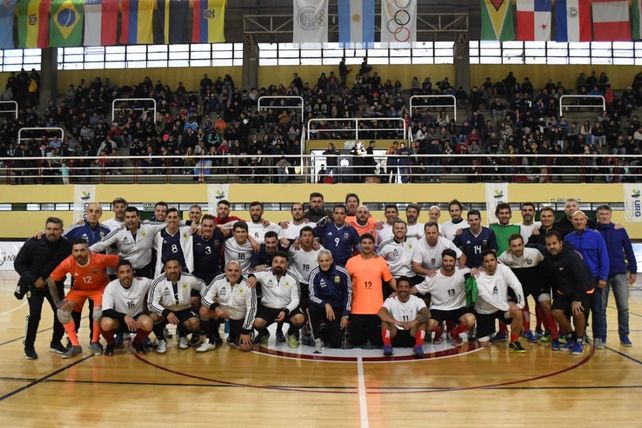 El Salvador Bonilla con sus tribunas llenas y los equipos de la leyenda de Argentina y la Rosarina posando juntos antes del partido principal.
