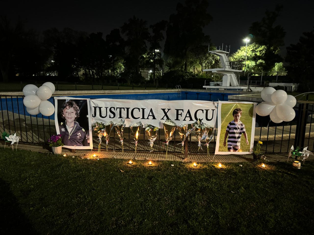 Uno de los pedidos de justicia por Facundo frente a la pileta donde ocurrió el hecho.
