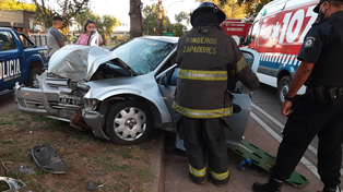 Crash in northern zone: a woman had to be rescued by firefighters
