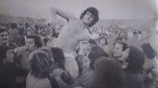 El héroe Mario Nicasio Zanabria, llevado en andas el 2 de junio de 1974. “La zurda del&nbsp;milagro”, título El Gráfico y la más popular “Bendita sea tu zurda” la revista Goles.