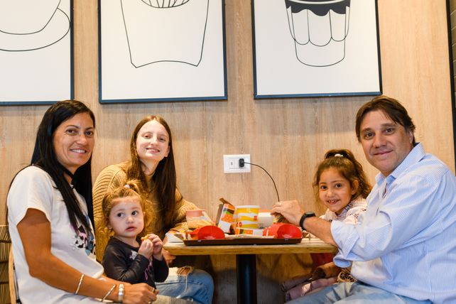 Cecilia Gutiérrez, Bianca, Sara, Isa y Ricardo Martantoni