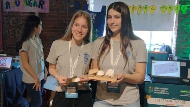 Producción. Alumnas de la escuela premiada.