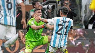 Paulo Dybala contó que pateó el penal al medio por indicación del Dibu Martínez.