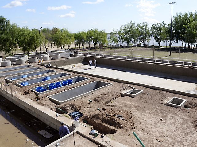 Con vista al río. El edificio de hormigón tiene tres niveles donde se alojan laboratorios