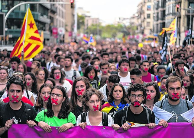 repudio. Ayer se hizo en Barcelona una masiva marcha de rechazo al accionar policial.