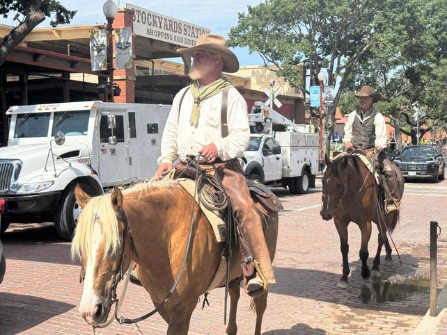 La otra cara del Mundial en Dallas: pistoleros, carruajes, tabernas y toros mecánicos