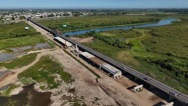 El nuevo Puente Carretero recibió la primera viga fabricada en Santa Fe: informan que la obra tiene un 35% de ejecución